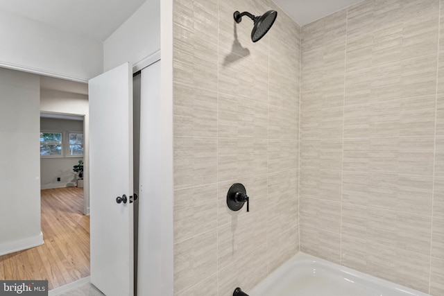 bathroom featuring tiled shower / bath