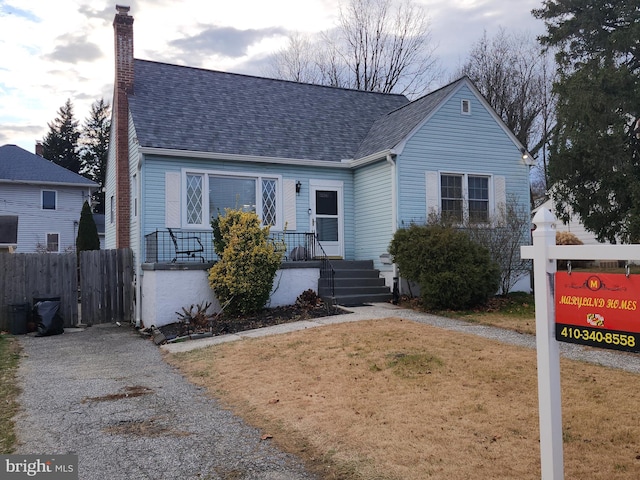 view of front of property featuring a front lawn