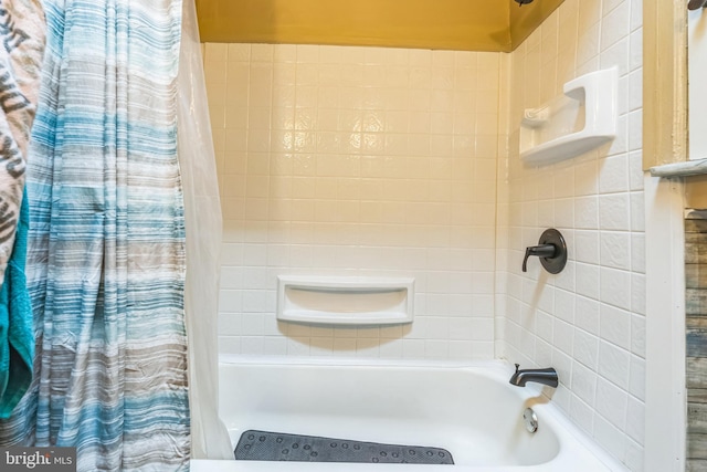 bathroom featuring shower / bath combo with shower curtain