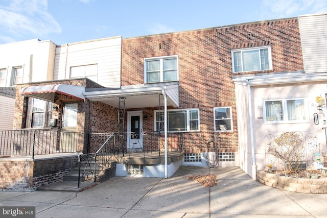 multi unit property featuring a porch