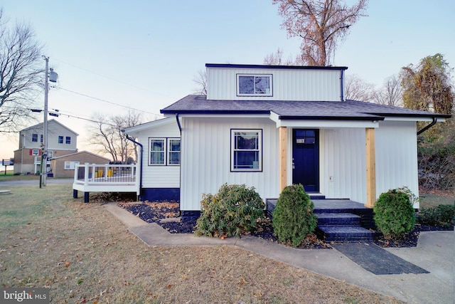 view of front of home featuring a front yard and a wooden deck