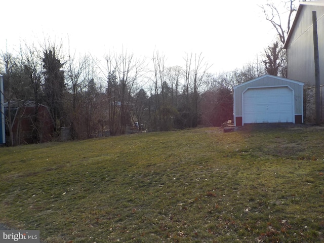 view of yard featuring a garage and an outdoor structure