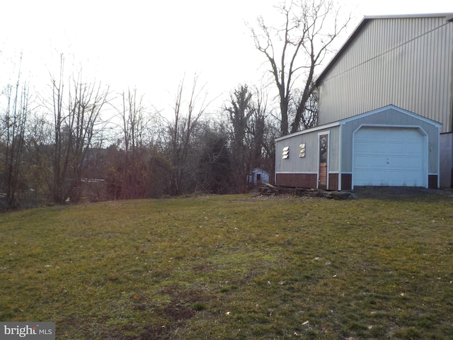 view of yard with a garage