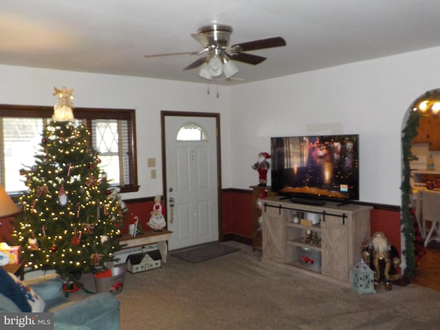 carpeted living room featuring ceiling fan