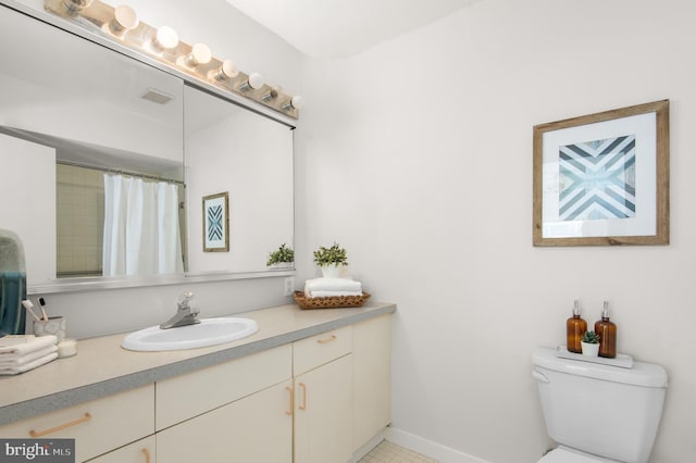 bathroom with a shower with shower curtain, vanity, and toilet