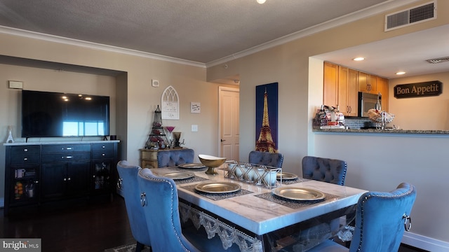 dining space featuring ornamental molding