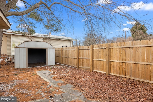 view of yard featuring a shed