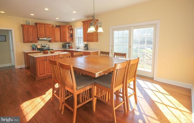 dining area featuring light hardwood / wood-style floors, sink, and a chandelier