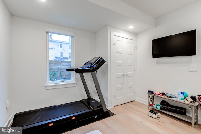 exercise area with light hardwood / wood-style flooring