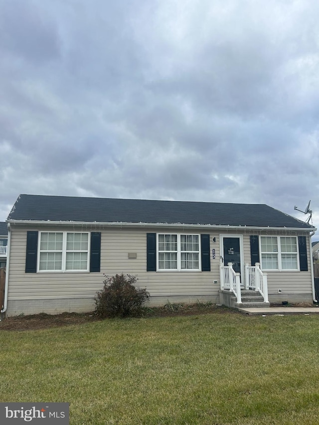 single story home featuring a front lawn