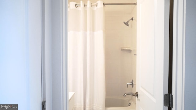 bathroom featuring shower / bath combo with shower curtain