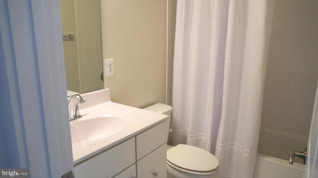 full bathroom featuring vanity, toilet, and shower / bath combo