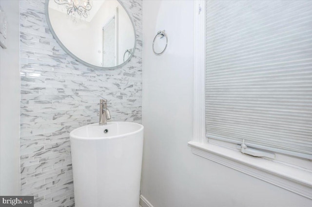 bathroom featuring an inviting chandelier