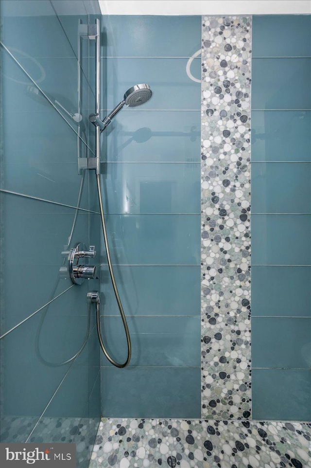 bathroom featuring a tile shower