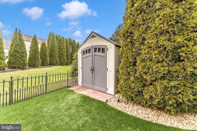 view of outdoor structure with a yard