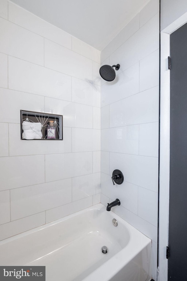 bathroom with tiled shower / bath