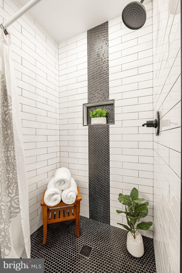 bathroom featuring a shower with shower curtain