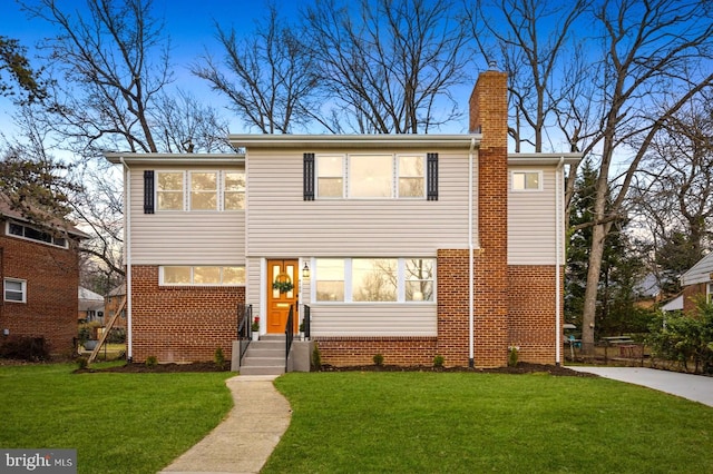 view of front of property with a front yard