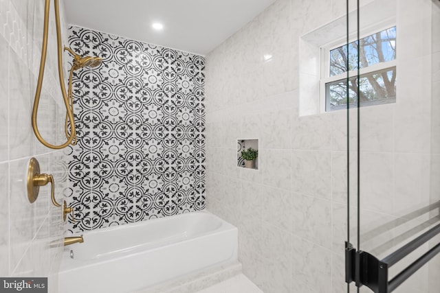 bathroom featuring tiled shower / bath combo