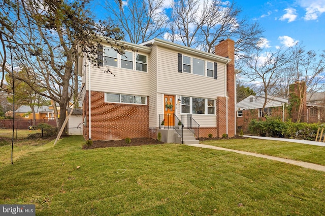 view of front of property featuring a front yard