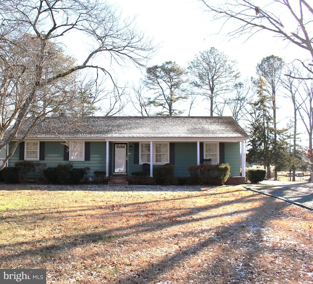 single story home with a front lawn