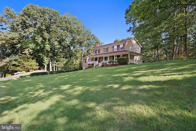 view of front facade featuring covered porch and a front lawn