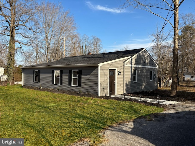 view of front of house featuring a front lawn