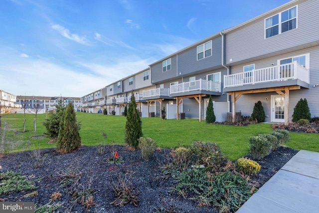 exterior space featuring a lawn