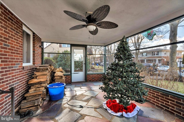 sunroom with ceiling fan