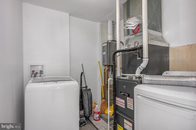 washroom featuring washing machine and clothes dryer