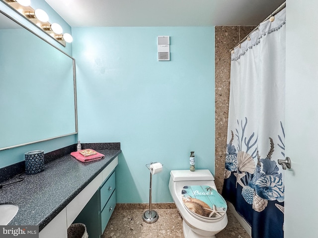 bathroom with a shower with shower curtain, vanity, and toilet