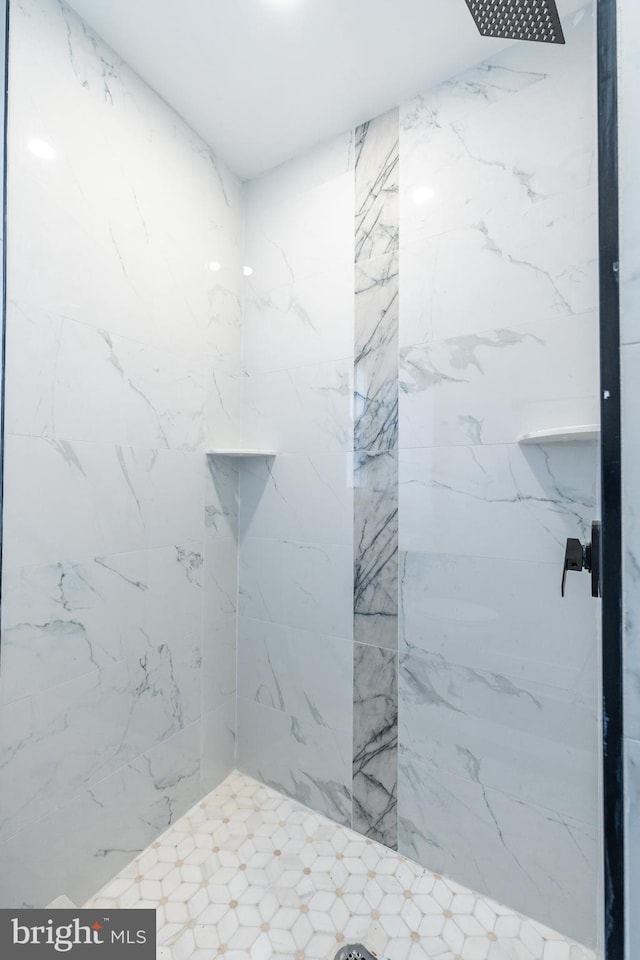 bathroom featuring tiled shower