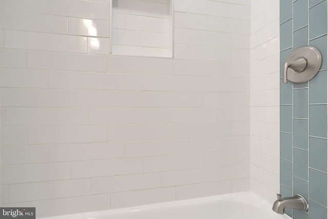 bathroom with tiled shower / bath