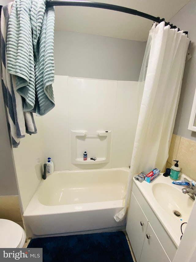 full bathroom featuring sink, toilet, and shower / bath combo