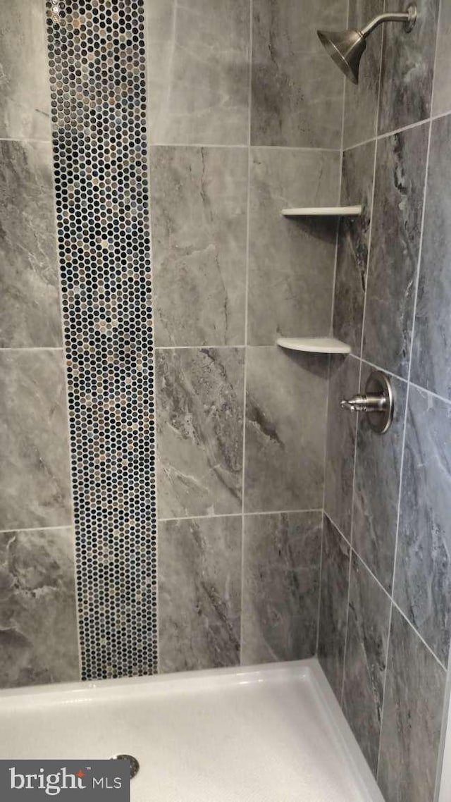 bathroom featuring a tile shower