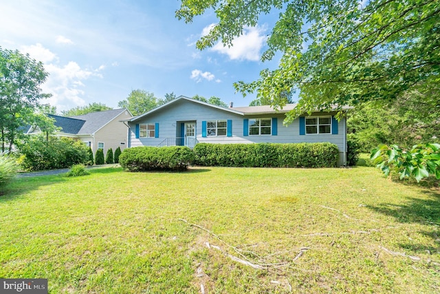 ranch-style home featuring a front lawn