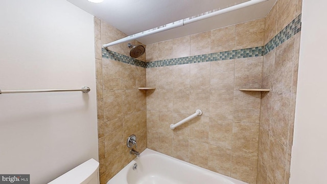 bathroom with tiled shower / bath combo