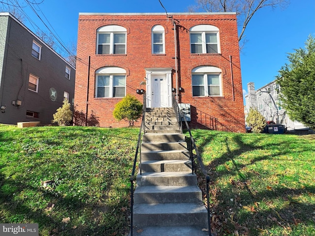 view of front facade featuring a front lawn