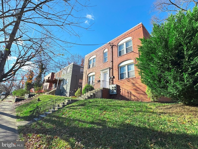 view of front of home featuring a front lawn