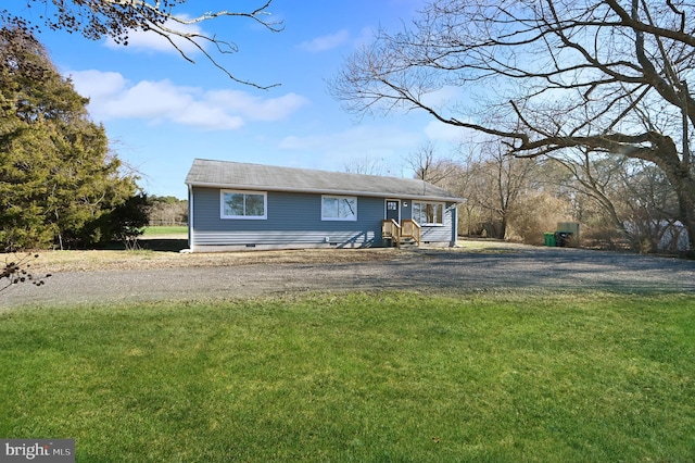 view of front of property featuring a front yard