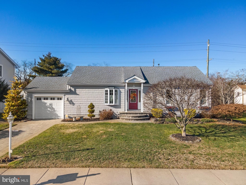 view of front facade featuring a garage and a front lawn