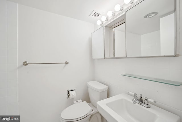 bathroom featuring toilet and sink