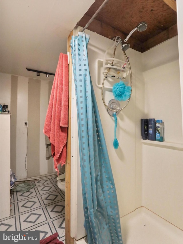 bathroom featuring a shower with shower curtain