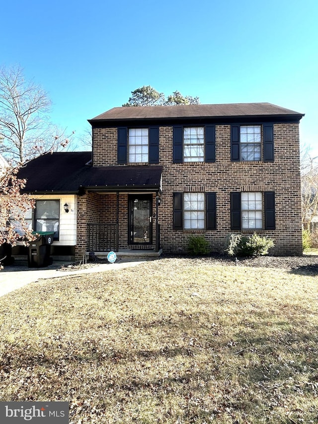 front of property with a front lawn