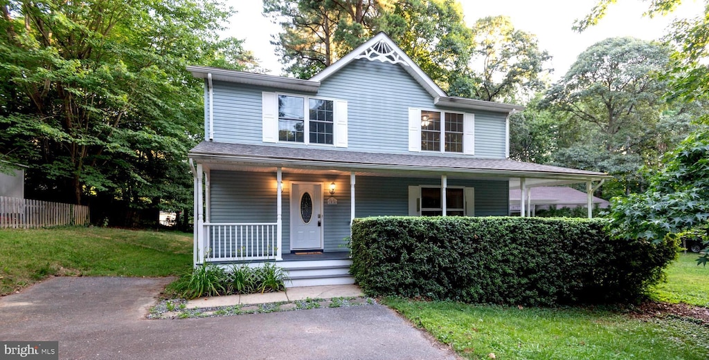 view of front facade with a front lawn and covered porch