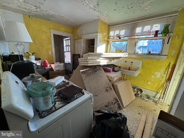 miscellaneous room with washer / clothes dryer