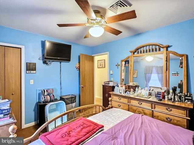 bedroom with ceiling fan