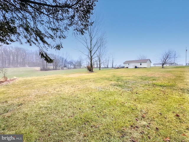 view of yard featuring a rural view