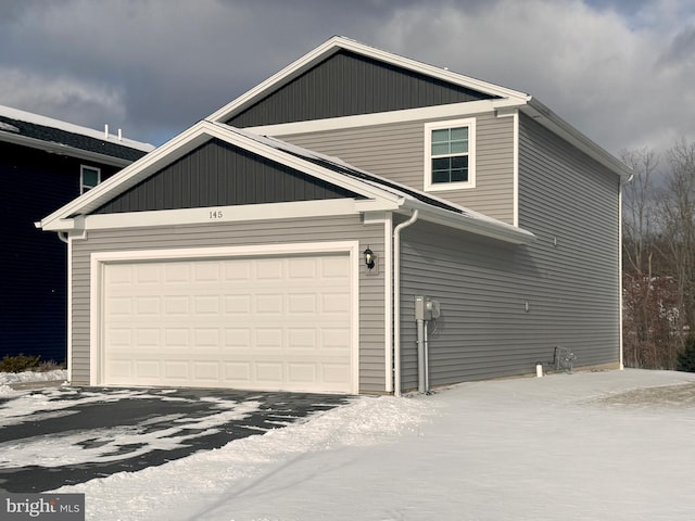 view of front facade featuring a garage