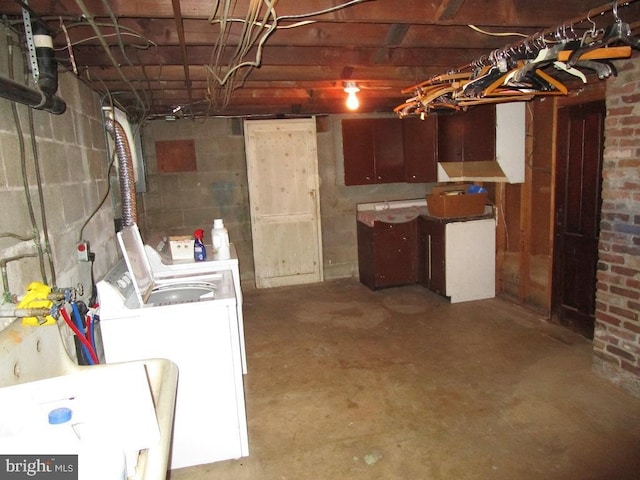 basement featuring washing machine and clothes dryer